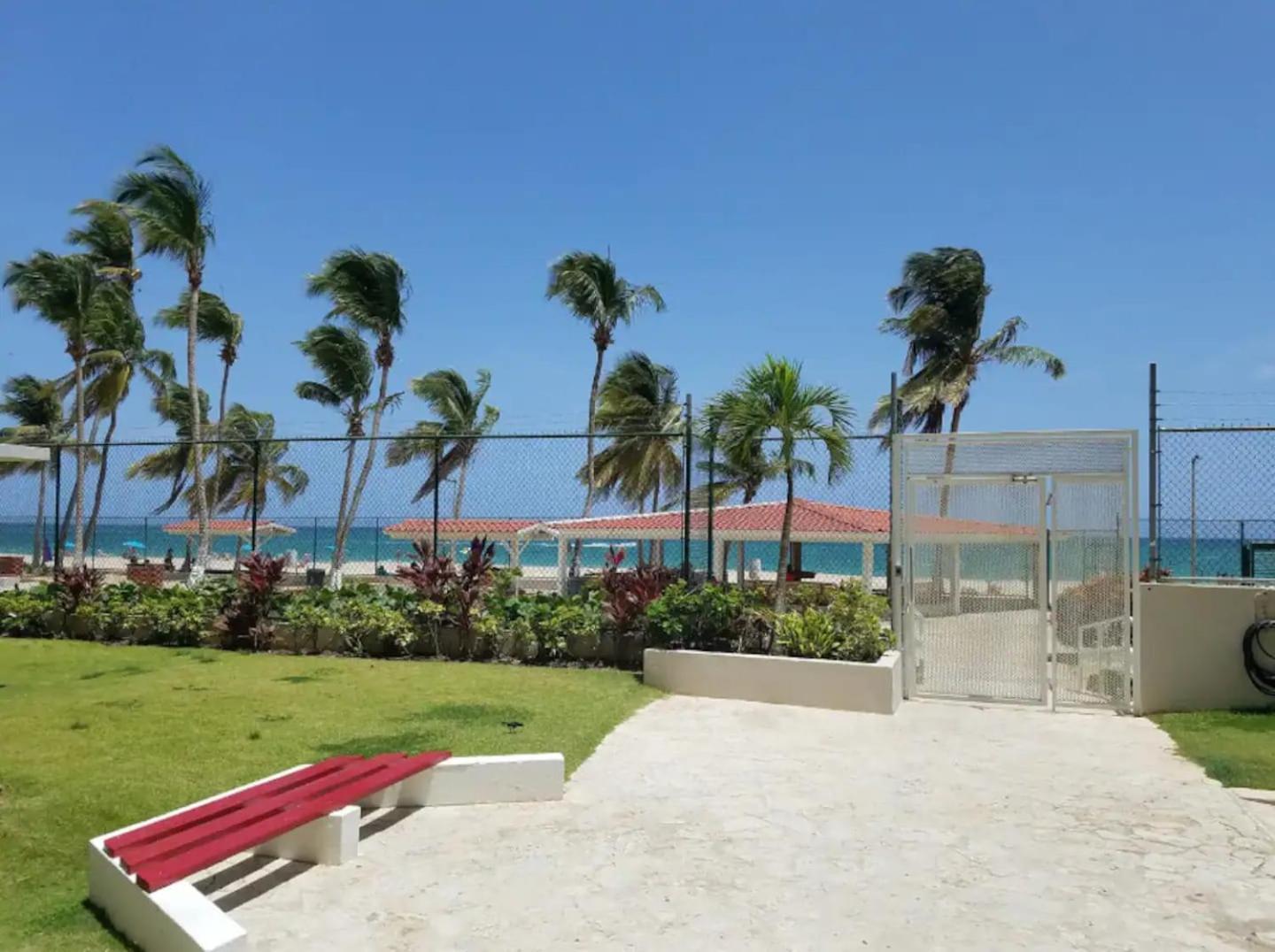Sunset Paradise Cozy Beachfront Escape - Isla Verde San Juan Exterior foto