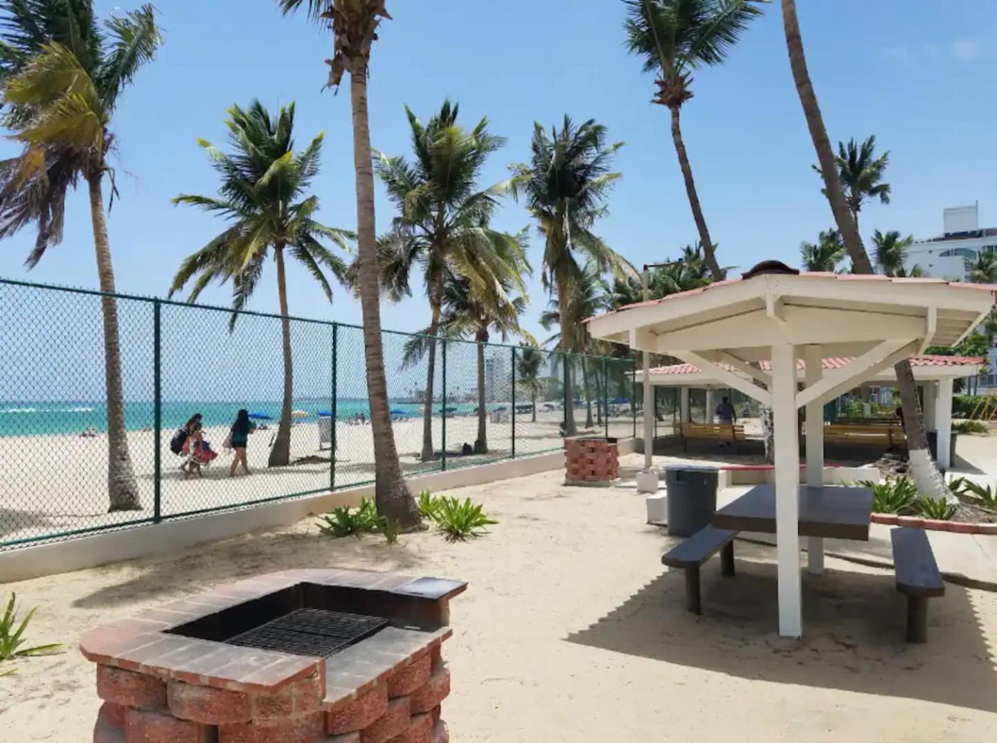 Sunset Paradise Cozy Beachfront Escape - Isla Verde San Juan Exterior foto